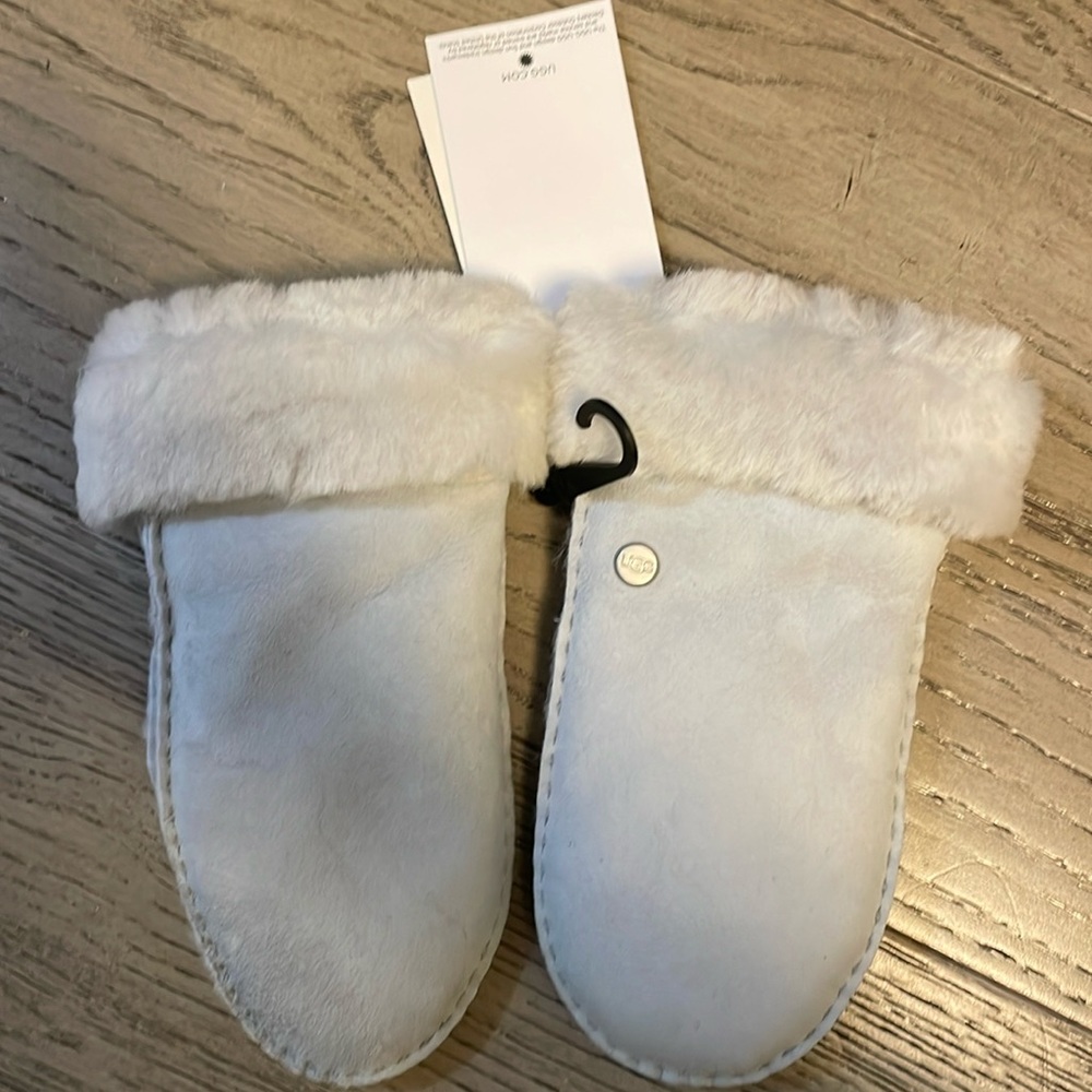 NWT Ugg mittens sz4-6